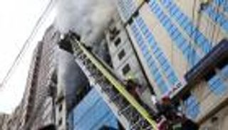 بالصور.. 19 قتيلا جراء حريق مبنى في بنجلاديش