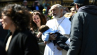 بالصور.. الممثل جون مالكوفيتش يرتدي زي البابا ويبهج الحشود بالفاتيكان