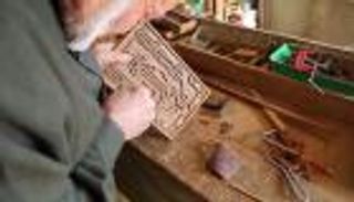 نجّار يعيد إعمار الموصل بالنحت.. معالم المدينة على الخشب