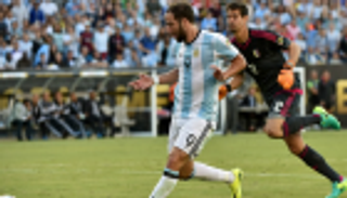 فيديوجراف.. هيجوايين يهرب من جحيم الأرجنتين بإعلان اعتزاله الدولي