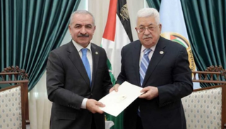 عباس يسلم كتاب التكليف لمحمد أشتية