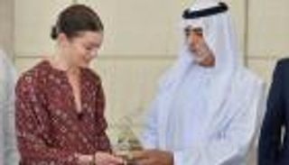 نهيان بن مبارك يمنح مديرة الباليه بدار أوبرا باريس جائزة مهرجان أبوظبي