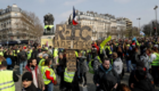 بنوك فرنسا تطالب محتجي السترات الصفراء بوقف العنف ضد فروعها