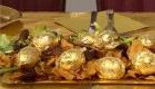 فنانون فرنسيّون يقدّمون "وجبات عشاء ذهبية" من الدجاج والبيض