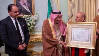 العاهل السعودي يتسلم شهادة الدكتوراه الفخرية من جامعة القيروان بتونس