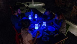 واجهة المجاز المائية بالشارقة تستقبل زوارها على أضواء الشموع