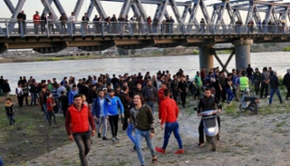 العشرات يشاركون في عمليات إنقاذ الضحايا - أرشيفية