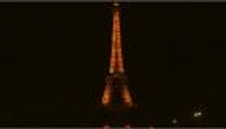 بالصور.. برج إيفل يغرق في الظلام احتفالا بـ "ساعة الأرض"