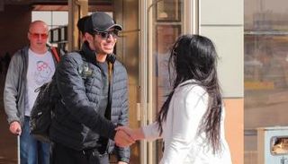 مصطفى شعبان إبّان وصوله إلى مطار شرم الشيخ الدولي