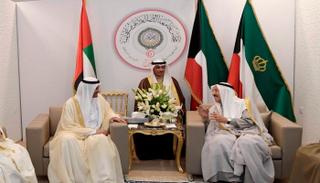 حاكم الفجيرة خلال لقائه مع أمير الكويت على هامش قمة تونس