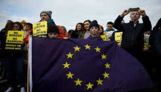 متظاهرون على الحدود الأيرلندية البريطانية - رويترز