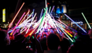 بالصور.. سيوف "حرب النجوم" تنير شوارع الفلبين في "ساعة الأرض"