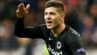 برشلونة ينسحب من السباق على ضم مهاجم فرانكفورت