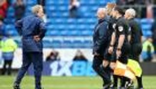 مدرب كارديف يسخر من رئيس لجنة الحكام الإنجليزية 