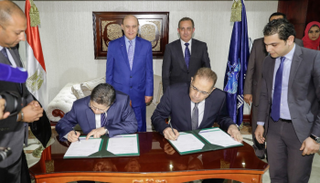 رئيس هيئة قناة السويس يشهد توقيع الاتفاقية بين الجانبين المصري والصيني