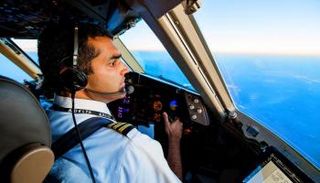 العمل كطيار يمنحك فرص استكشاف العالم وتقاضي راتب كبير أيضا