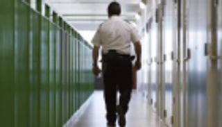 مفاتيح وأقفال الزنازين بأيْدي السجناء في بريطانيا