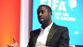 يايا توريه يسخر من الفيفا بسبب العنصرية