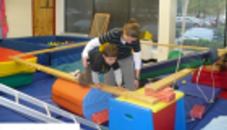 في يوم التوحد.. أمّ تطور مهارات طفلها عبر تصميم الحكايات