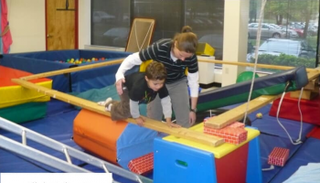 أم طورت مهارات طفلها المتوحد عبر تصميم الحكايات