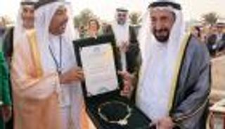 حاكم الشارقة يتسلم القلادة الذهبية للمنظمة العالمية للفن الشعبي
