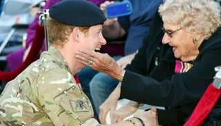 الأمير هاري خلال أول لقاء مع دون عام 2015