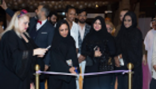 بالصور.. الإماراتية منى المنصوري أفضل مصممة بمهرجان جوائز الموضة