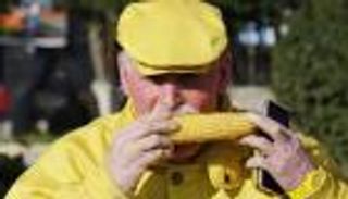 "الرجل الأصفر".. علامة فارقة في حلب منذ 36 عاما ويستهدف "غينيس"