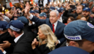 امرأة ترشق نتنياهو بالطماطم في سوق وسط تل أبيب 