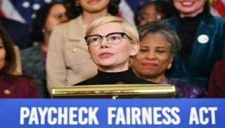 الممثلة ميشيل وليامز في الكونغرس الأمريكي للمطالبة بالمساواة في الأجور