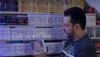 أنطونيو مونتيرو بجانب جزء من مجموعته