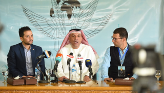 الكاتب إسماعيل عبدالله خلال الندوة