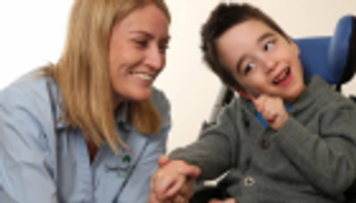 10 نصائح للتعامل الآمن مع تشنجات الأطفال.. تجنب إيقاف حركته