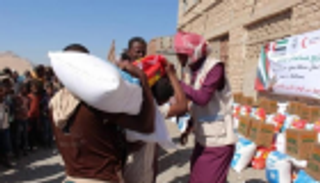 الإمارات تسير قافلة إغاثية جديدة لأهالي "الشجيرة" في اليمن