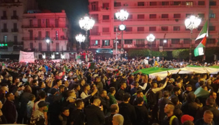 احتفالات الجزائريين بعد إعلان بوتفليقة استقالته