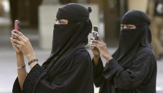 سعوديات يستخدمن وسائل التواصل الاجتماعي - أرشيفية