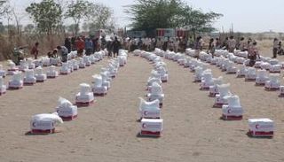 الإمارات توزع 80 طنا من المواد الغذائية على أهالي الدريهمي باليمن