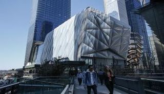 المركز الفني يشبه بتصميمه علبة ضخمة تلفّها بطانية برّاقة منتفخة