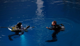 ممثلتان أثناء تصوير مشهد من الفيلم