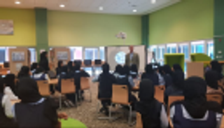 بالصور.. علماء فضاء أمريكيون ينقلون تجاربهم لطلاب الإمارات