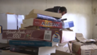 بالصور.. لبناني يحول متجر بقالة إلى مكتبة عامة