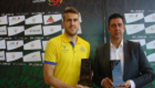تكريم مدرب ولاعب النصر قبل لقاء الرائد بالدوري السعودي