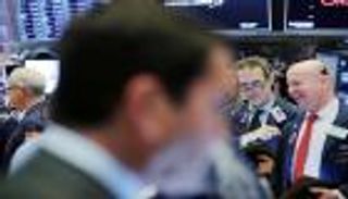 معنويات المستثمرين ترتفع بالأسهم الأمريكية عند الإغلاق