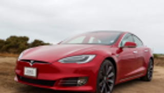 تسلا تحيل سائقي السيارات للتقاعد بثورة في أنظمة القيادة الذاتية