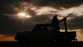 أحد العناصر التابعة لقوات سوريا الديمقراطية