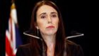 رئيسة وزراء نيوزيلندا تدفع فاتورة البقالة لسيدة تركت محفظتها بالمنزل