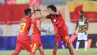 سيارة إسعاف تثير قلق الجماهير خلال مباراة بالدوري السعودي