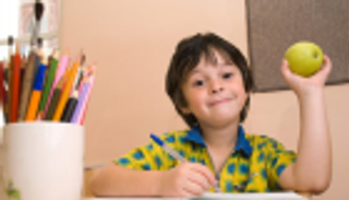 أفضل 10 أطعمة ومشروبات لتقوية ذاكرة الطلاب في الامتحانات