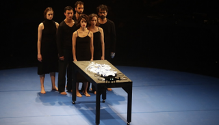 العرض يطرح كيفية مواجهة الإنسان لصور الدمار ومصادرة مدن بأكملها