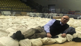 النائب البرلماني السابق محمود طانال خلال حراسة أجولة الاقتراع 